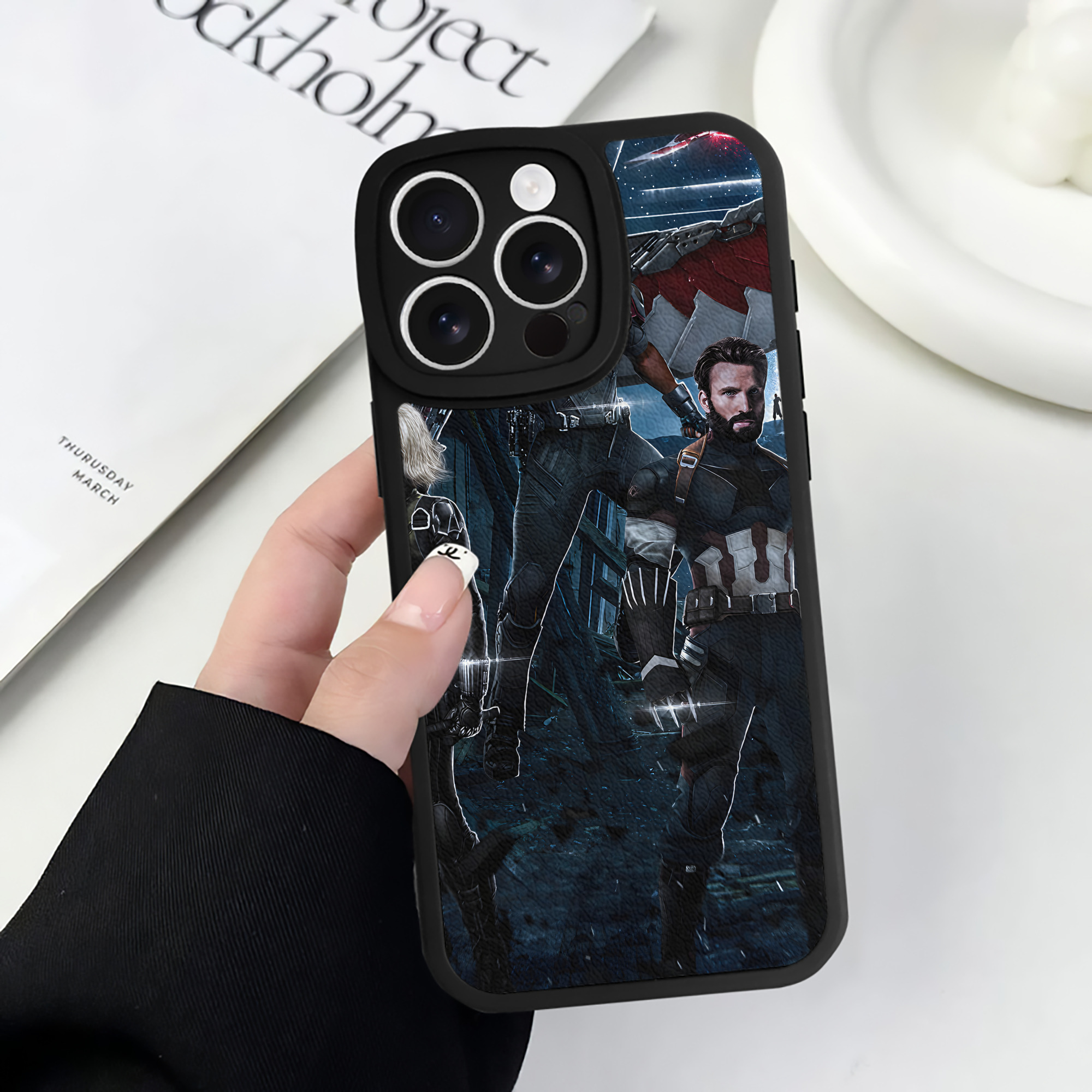 （画像用） アベンジャーズ The Avengers 【iPhone 16シリーズ対応】シリコンスマホケース（レザー調） 材質：シリコン